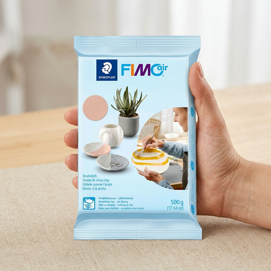 Size reference of Fimoair 500g clay held in an adult female hand, providing clear context.